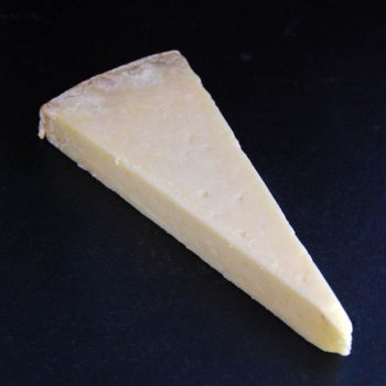 Laguiole : fromage à pâte pressée non cuite fabriqué à partir de lait de vache cru et entier