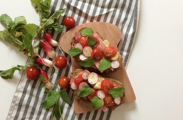 Tartine Chabi Pyrénées roti porc tomates cerises radis huile d'olive menthe