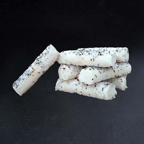 La Brindille Lochoise est un fromage de chèvre à base de lait thermisé à pâte molle à croûte naturelle.