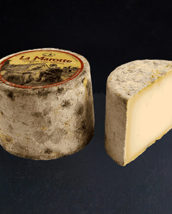 La Marotte du Larzac est une petite tomme au lait thermisé de brebis à pâte pressée mi-cuite.