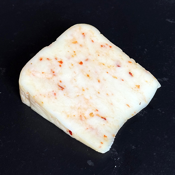Le Primo Sale Al Peperoncino est un fromage italien au lait pasteurisé de brebis enrichi avec du piment rouge